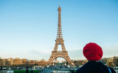 Tháp Eiffel làm bằng chất liệu gì?