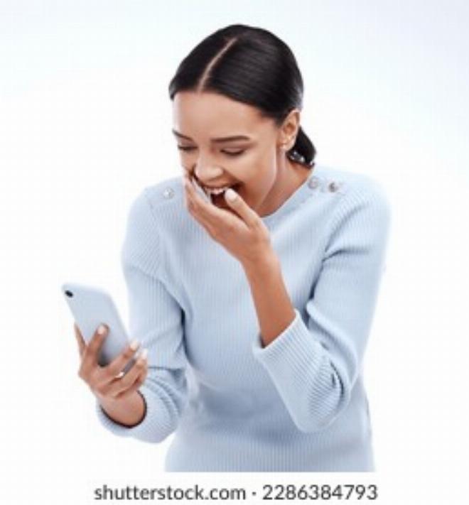 Một người đang cười sảng khoái khi đọc những mẩu truyện cười ngắn trên điện thoại