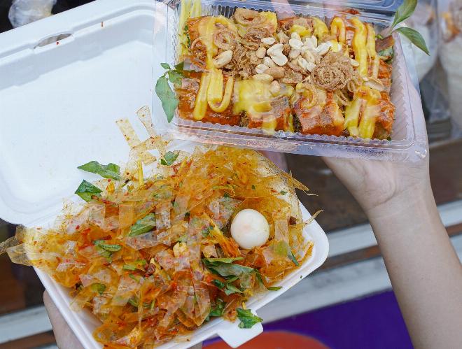 Món bánh tráng trộn Đà Nẵng hấp dẫn với đầy đủ topping