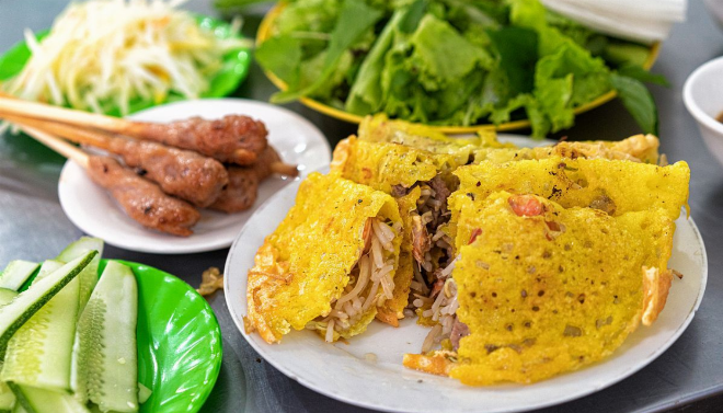 Đĩa bánh xèo Đà Nẵng giòn tan, nhân tôm thịt và nem lụi nướng thơm