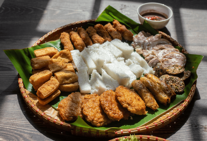 Mẹ quyết làm món ngon cuối tuần bún đậu mắm tôm với đầy đủ topping chuẩn vị