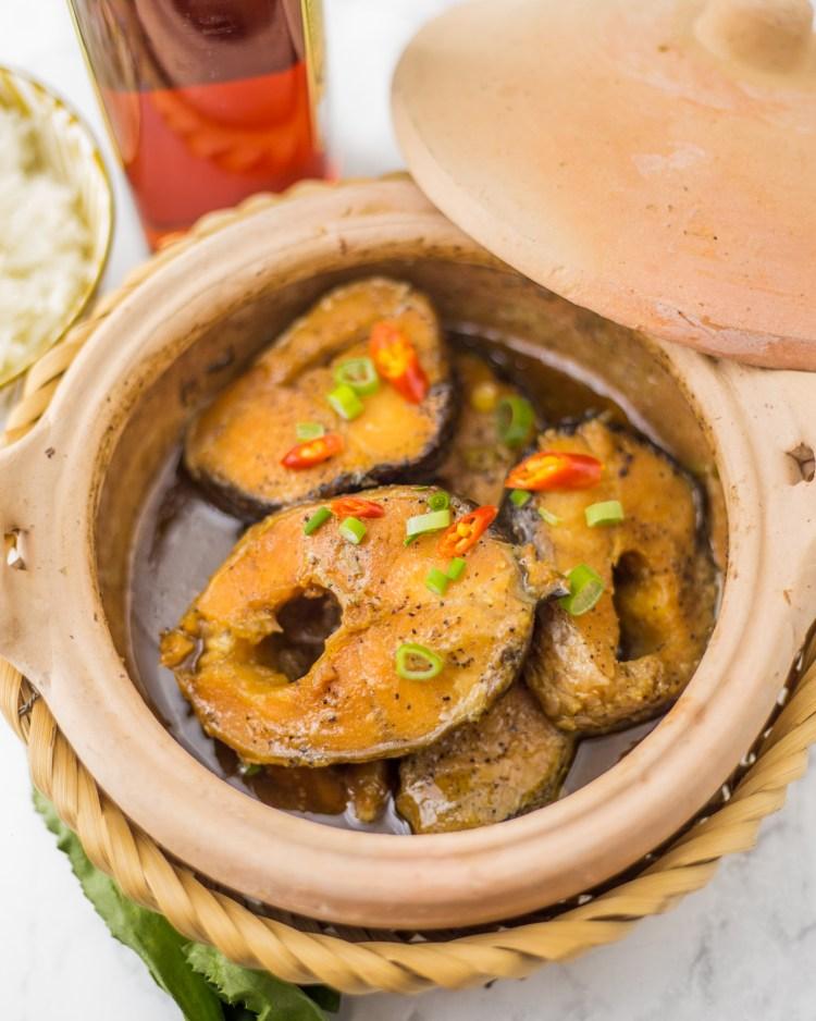 Nồi cá kho riềng sả nóng hổi với màu sắc đẹp mắt