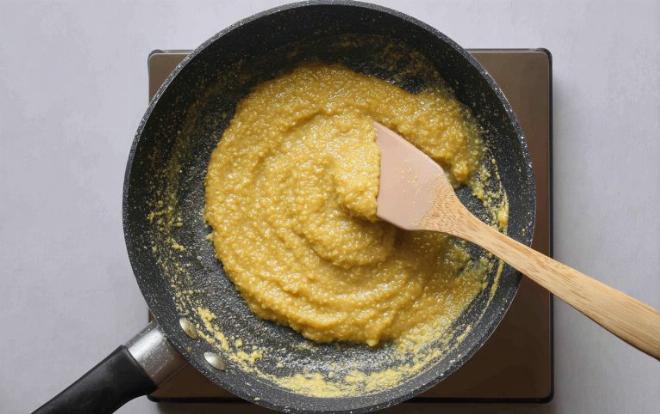 Hướng dẫn cách làm bánh trung thu với công đoạn sên nhân đậu xanh mịn màng trên chảo