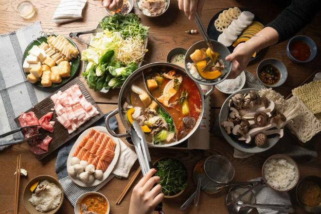 Bàn tiệc lẩu Thái được trình bày đẹp mắt với đầy đủ hải sản rau nấm và mì