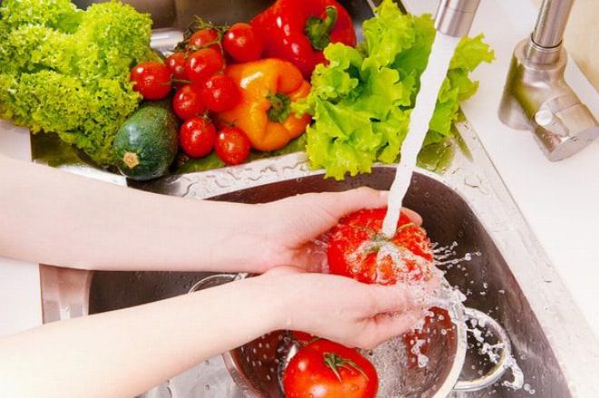 Sơ chế nguyên liệu tươi ngon là bước đầu tiên trong cách xào ngon giúp món ăn đậm vị