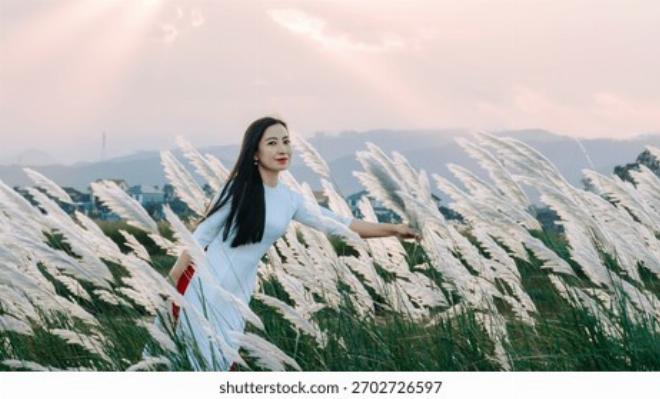 Cậu bé Hiếu đang chăm chỉ tưới rau trong khu vườn nhỏ, một ví dụ về truyện cổ tích giáo dục