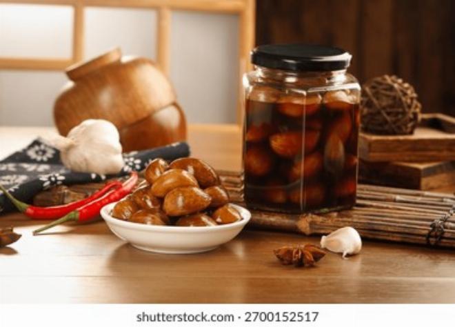 Hình ảnh những chùm sung nếp tươi ngon được ngâm trong nước muối chanh để cách muối sung ngon đạt hiệu quả