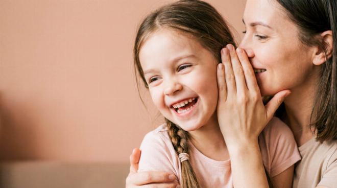 Hình ảnh minh họa hài hước về cuộc đối thoại giữa vợ và chồng trong phòng khách
