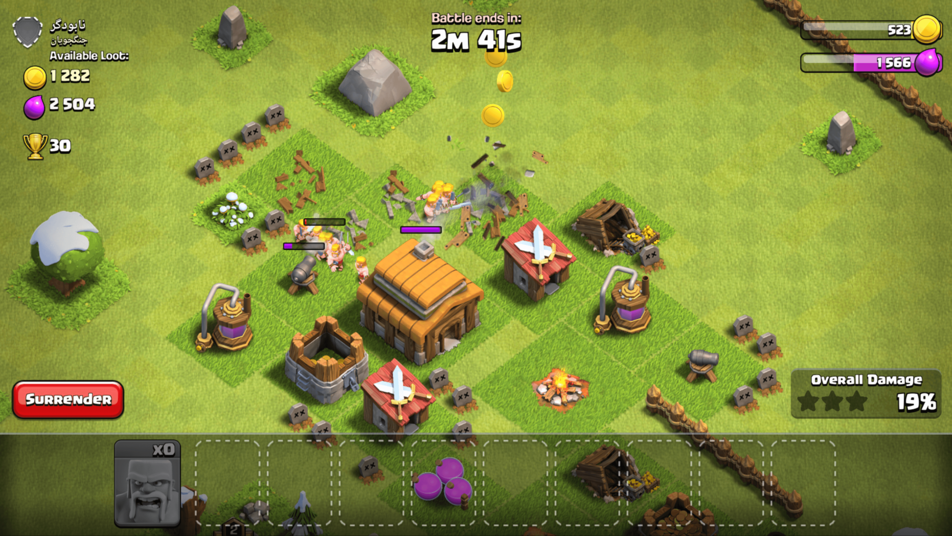Gameplay Clash of Clans với các đơn vị quân đội đang tấn công căn cứ được phòng thủ kiên cố, có tường thành, tháp pháo và kho tài nguyên