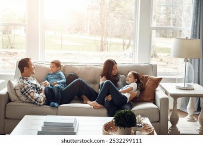 Hình ảnh một gia đình đang ngồi kể chuyện vui cho nhau nghe trong phòng khách ấm cúng