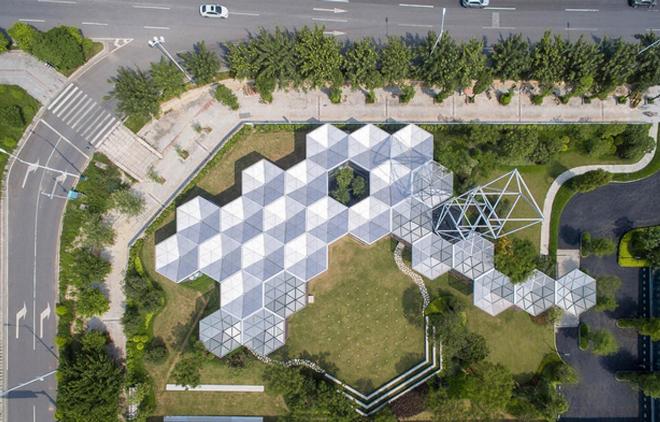 Học sinh đang nghiên cứu mô hình hình học không gian để phát triển tư duy trừu tượng