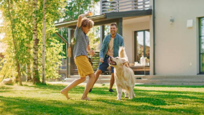 Hình ảnh gia đình hạnh phúc tại khu tái định cư mới hiện đại