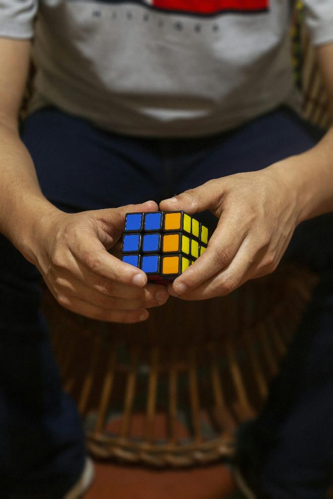 Niềm vui khi hoàn thành khối Rubik 3x3 với các mặt màu sắc hoàn hảo