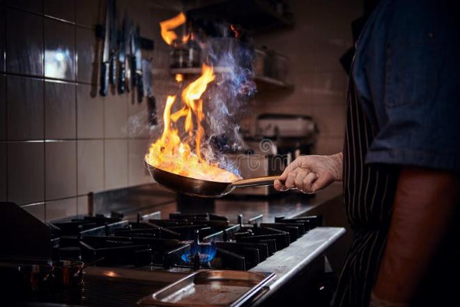 Kỹ thuật dùng lửa lớn và đảo nhanh tay là bí quyết của cách xào ngon chuẩn vị