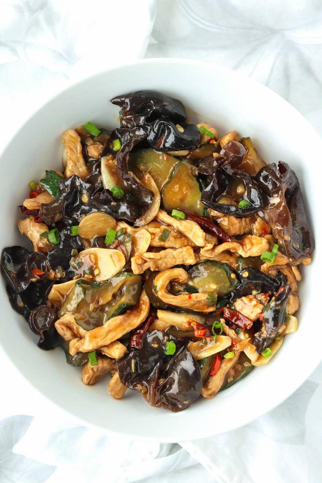 Thịt thủ và mộc nhĩ được xào chín tới trong chảo lớn để tạo độ kết dính tự nhiên