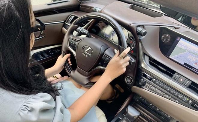 Người dùng đang trực tiếp lái thử và kiểm tra các tính năng của xe gia đình