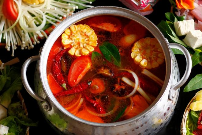Nồi lẩu Thái chua cay nóng hổi với màu đỏ đặc trưng và hải sản tươi rói