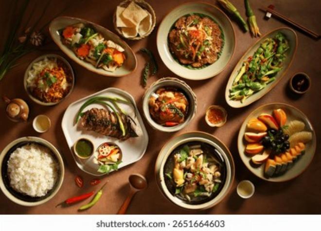 Một mâm cơm gia đình với các món ăn thuần chay trình bày đẹp mắt và ấm cúng