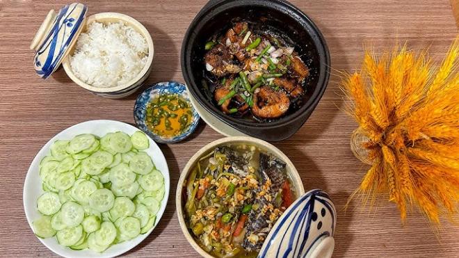 Mâm cơm gia đình truyền thống với cá kho và canh chua là gợi ý bữa trưa tuyệt vời