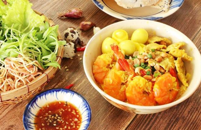 Tô mì Quảng Đà Nẵng với nước dùng sền sệt màu vàng nghệ, tôm, thịt và trứng cút hấp dẫn
