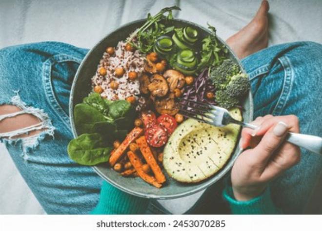 Một khay món ăn cho người bệnh được bày trí bắt mắt với bát cháo nóng, nước cam và trái cây tươi