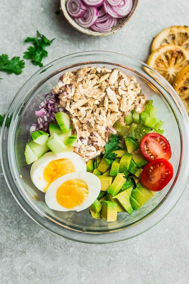 Mâm cơm món ăn keto đa dạng với bơ cá hồi và rau xanh giúp giảm cân hiệu quả