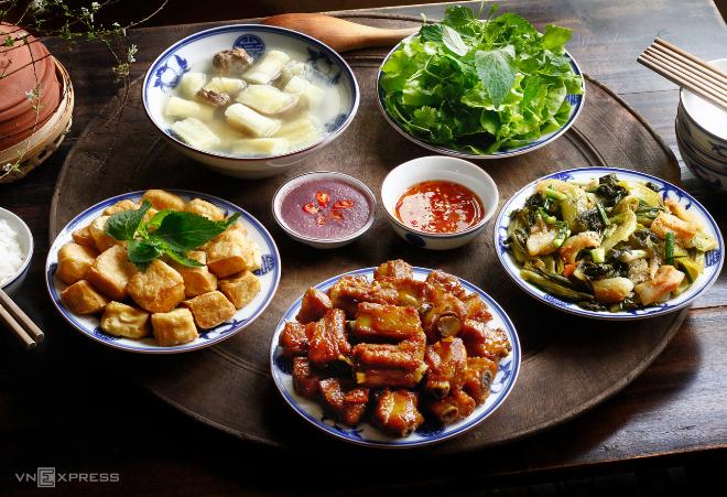 Mâm cơm gia đình ấm cúng với các món ăn mùa đông đậm đà truyền thống Việt Nam