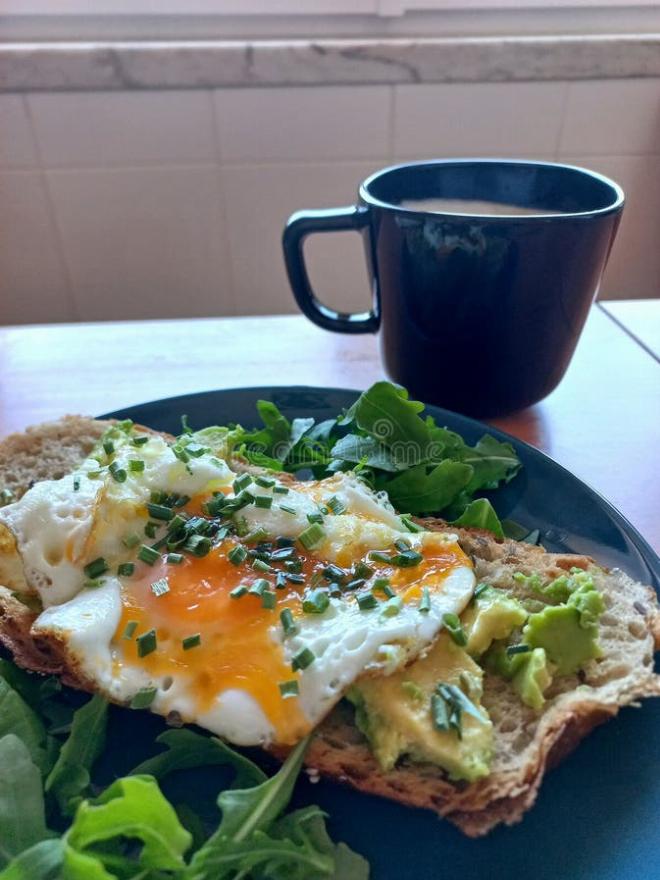 Bánh mì sandwich kẹp trứng và bơ xanh, món ăn sáng nhanh phổ biến hiện nay