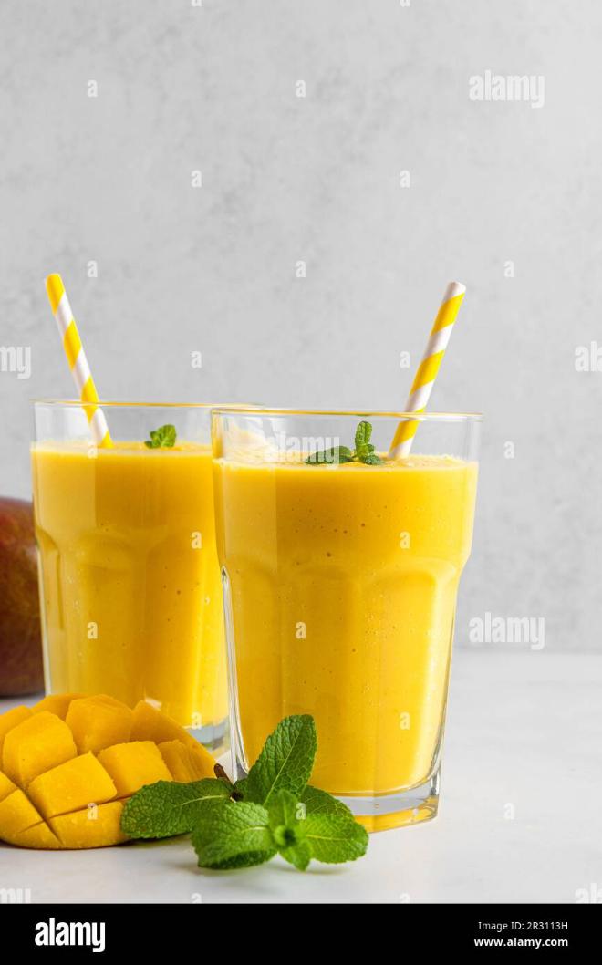 Ly sinh tố trái cây nhiệt đới đầy màu sắc, lựa chọn món ăn sáng nhanh thanh nhẹ