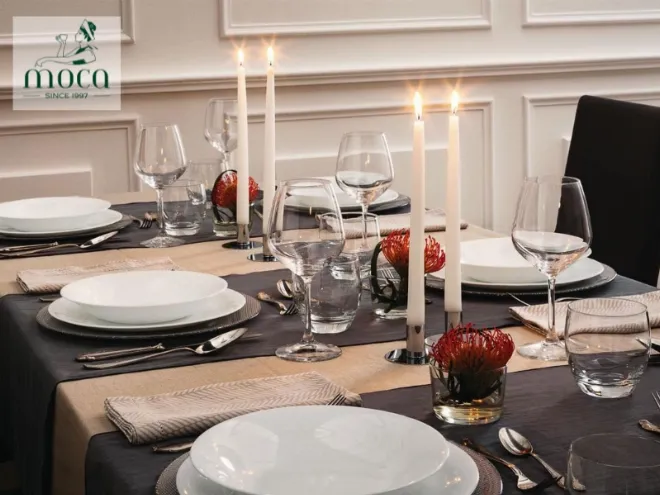 Bàn tiệc với các món ăn sang trọng được trình bày tinh tế theo phong cách fine dining hiện đại