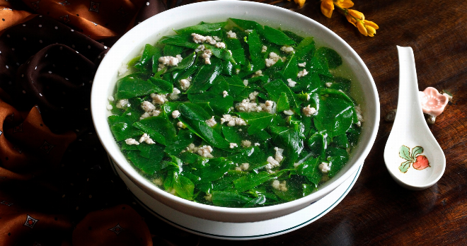 Bát canh rau ngót nấu thịt băm thơm ngon đặt trong mâm cơm gia đình truyền thống Việt Nam