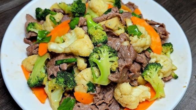 Món bò xào bông cải xanh thơm ngon là gợi ý tuyệt vời cho thực đơn ăn gì bổ máu