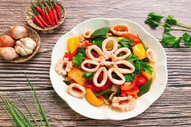 Món ăn từ mực xào thập cẩm với màu sắc bắt mắt và không bị ra nước trên chảo