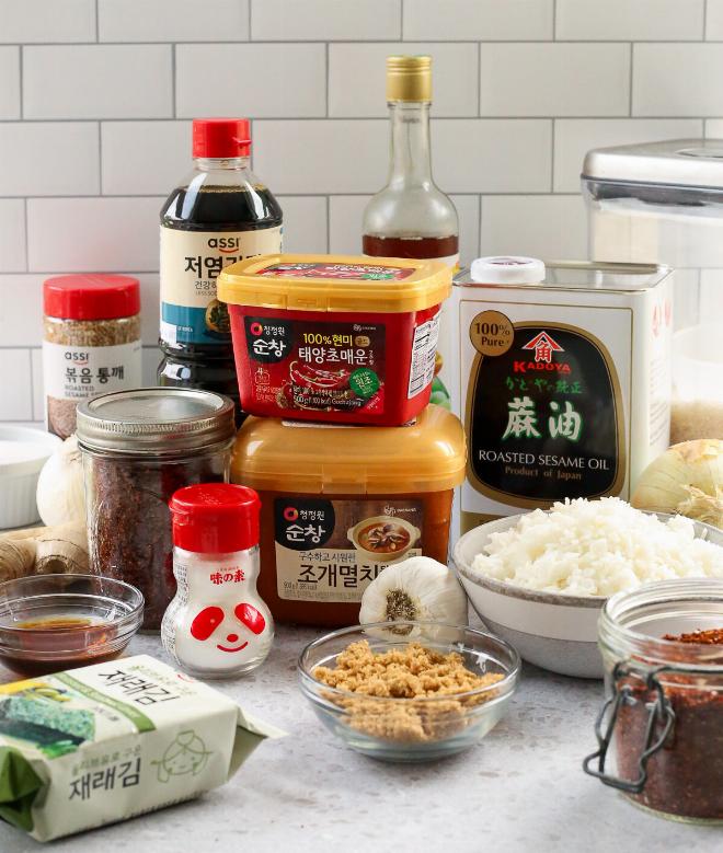 Các loại gia vị đặc trưng của Hàn Quốc như tương ớt tương đậu và dầu mè