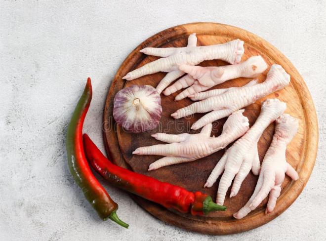 Các nguyên liệu tươi ngon cần thiết cho cách làm chân gà ngâm sả tắc bao gồm chân gà, sả, tắc, ớt và gia vị