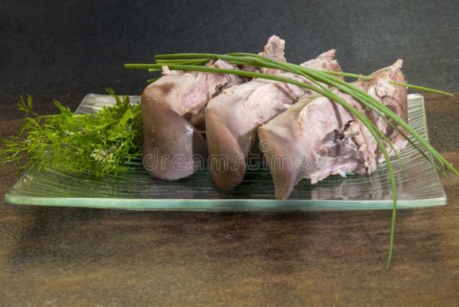 Các nguyên liệu tươi sạch chuẩn bị cho cách làm giò thủ gồm tai heo, lưỡi heo và mộc nhĩ