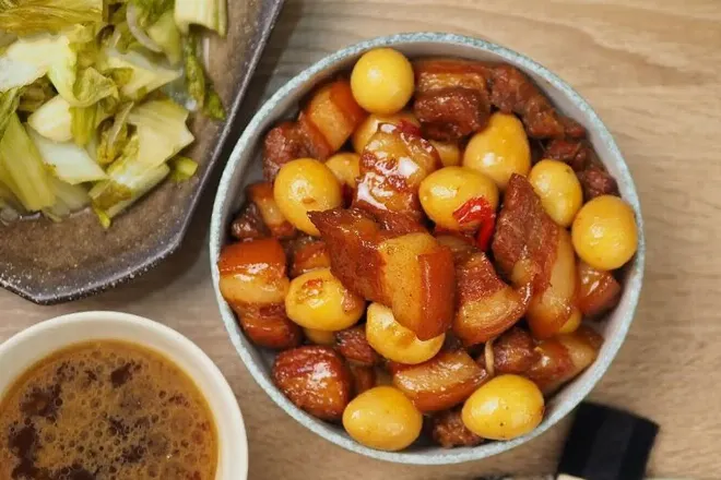 Nguyên liệu làm thịt kho tàu gồm thịt ba chỉ, trứng cút, nước dừa và gia vị