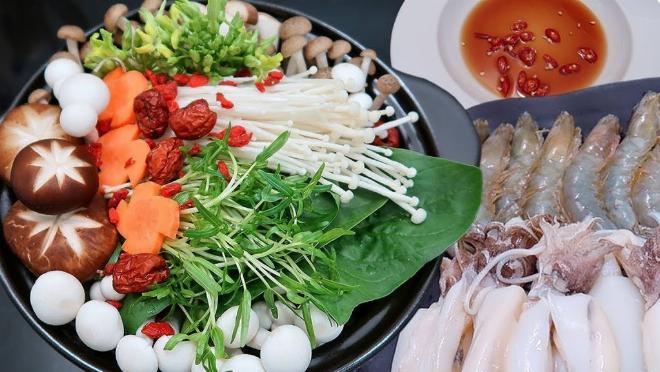 Các loại nguyên liệu tươi sống đa dạng chuẩn bị cho cách nấu lẩu ngon tại nhà