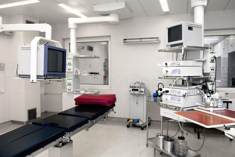 Một bác sĩ đang thực hiện nội soi dạ dày cho bệnh nhân cao tuổi, hình ảnh tập trung vào thiết bị y tế hiện đại.