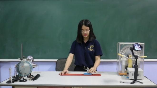 Học sinh thực hiện thí nghiệm về quán tính trong môn vật lý để hiểu rõ định luật Newton
