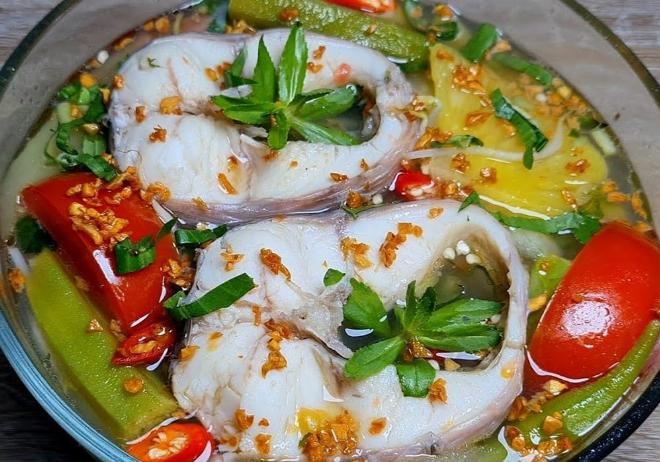 Công đoạn nấu nước dùng trong cách nấu canh chua cá lóc thơm ngon đậm đà