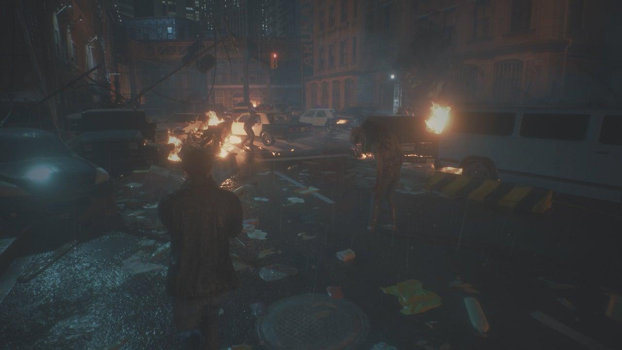 Game kinh dị Resident Evil 2 với cảnh nhân vật chính đối mặt với zombie ở hành lang tối