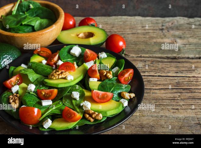 Món salad bơ hạt óc chó cung cấp vitamin E dồi dào để chống lão hóa