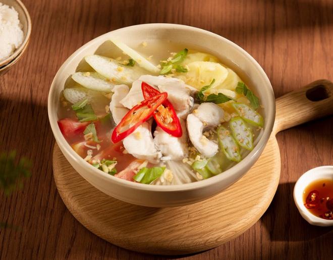 Bát canh chua cá lóc hoàn thiện đầy màu sắc cho bữa cơm gia đình