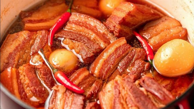 Thịt kho tàu với trứng vịt béo bùi
