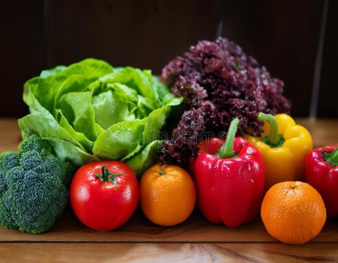 Các loại rau củ và trái cây tươi xanh giúp giải đáp thắc mắc ăn gì ít calo hàng ngày