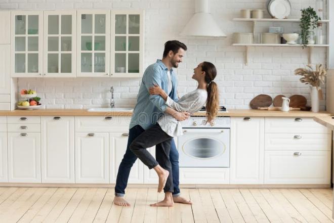 Hình ảnh minh họa một cặp đôi đang trêu chọc nhau vui vẻ trong căn bếp nhỏ