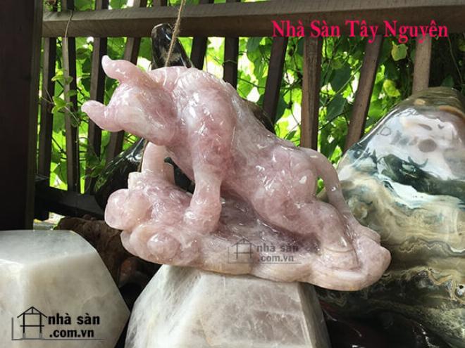 Người tuổi Tý đang thiền định trong không gian yên tĩnh, xung quanh có các vật phẩm phong thủy như đá thạch anh, tượng trâu (để hóa giải xung khắc)