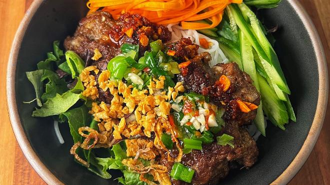 Thịt bò được ướp đều gia vị sả ớt trong cách làm bò khô tại nhà