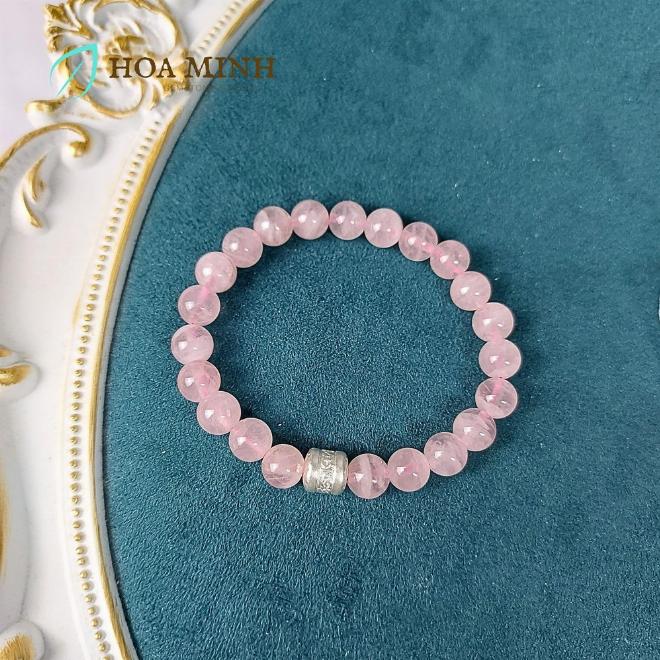 Vòng tay đá thạch anh hồng màu pastel nhẹ nhàng đeo trên cổ tay nữ